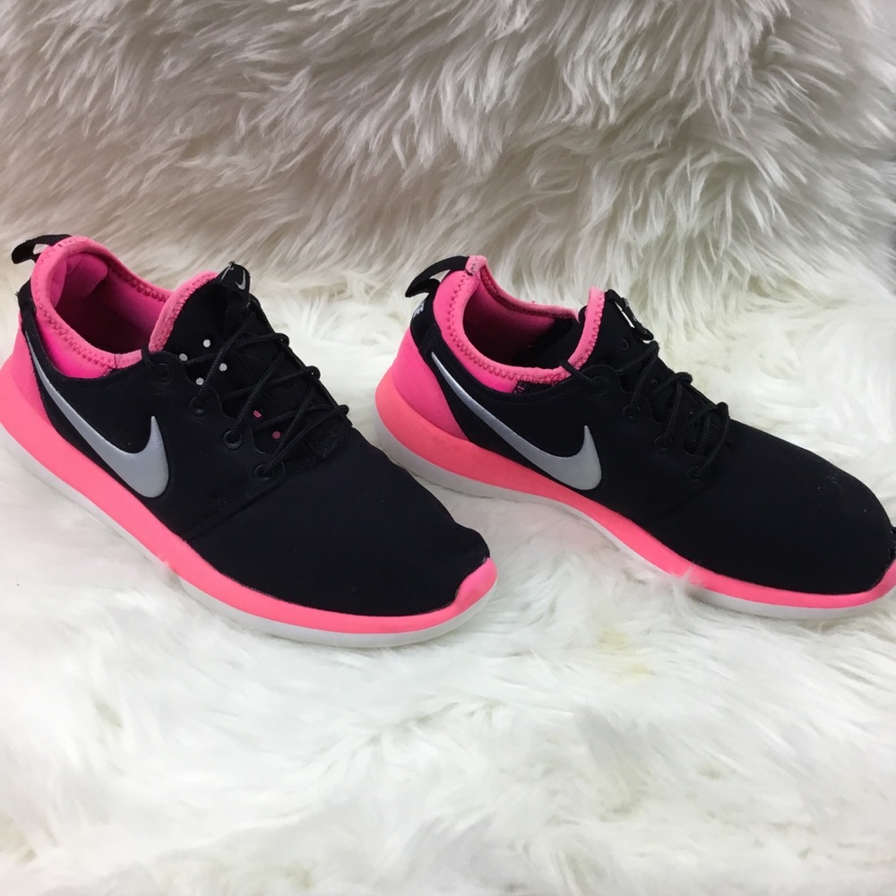 Pink black Nike running shoes - Picture 4 of 7